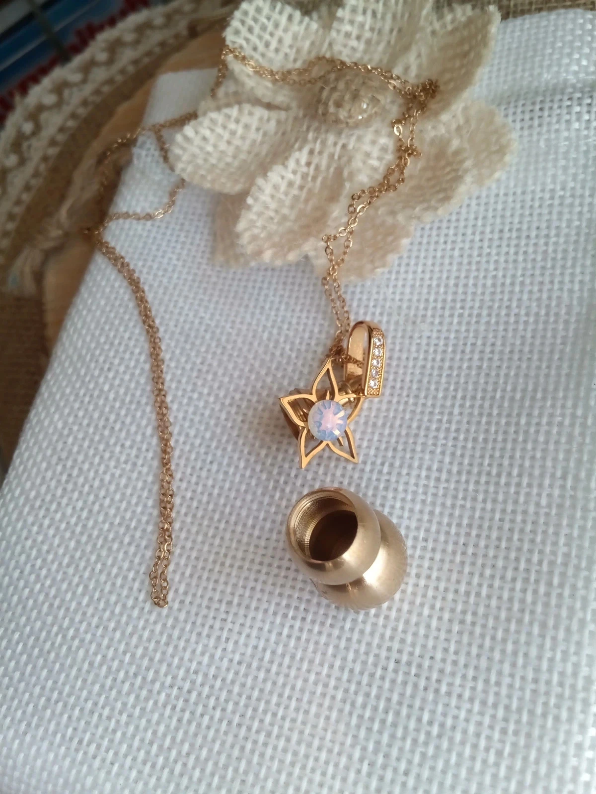 Collier urne avec fleur et pierre d'Opaline – photo 3